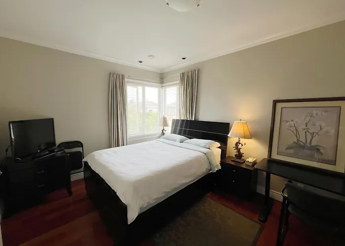 Lucky Room, A Comfortable Bedroom With Private Bathroom Close To Yvr Richmond