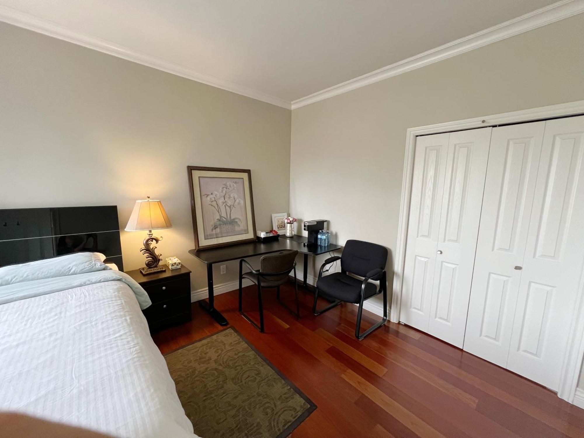 Lucky Room, A Comfortable Bedroom With Private Bathroom Close To Yvr Homestay *