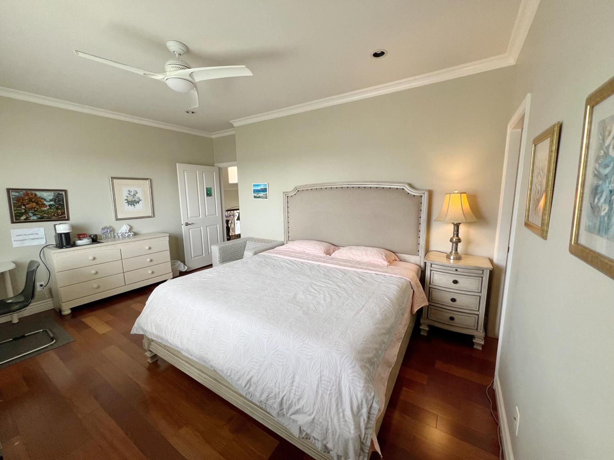 Lucky Room, A Comfortable Bedroom With Private Bathroom Close To Yvr Homestay