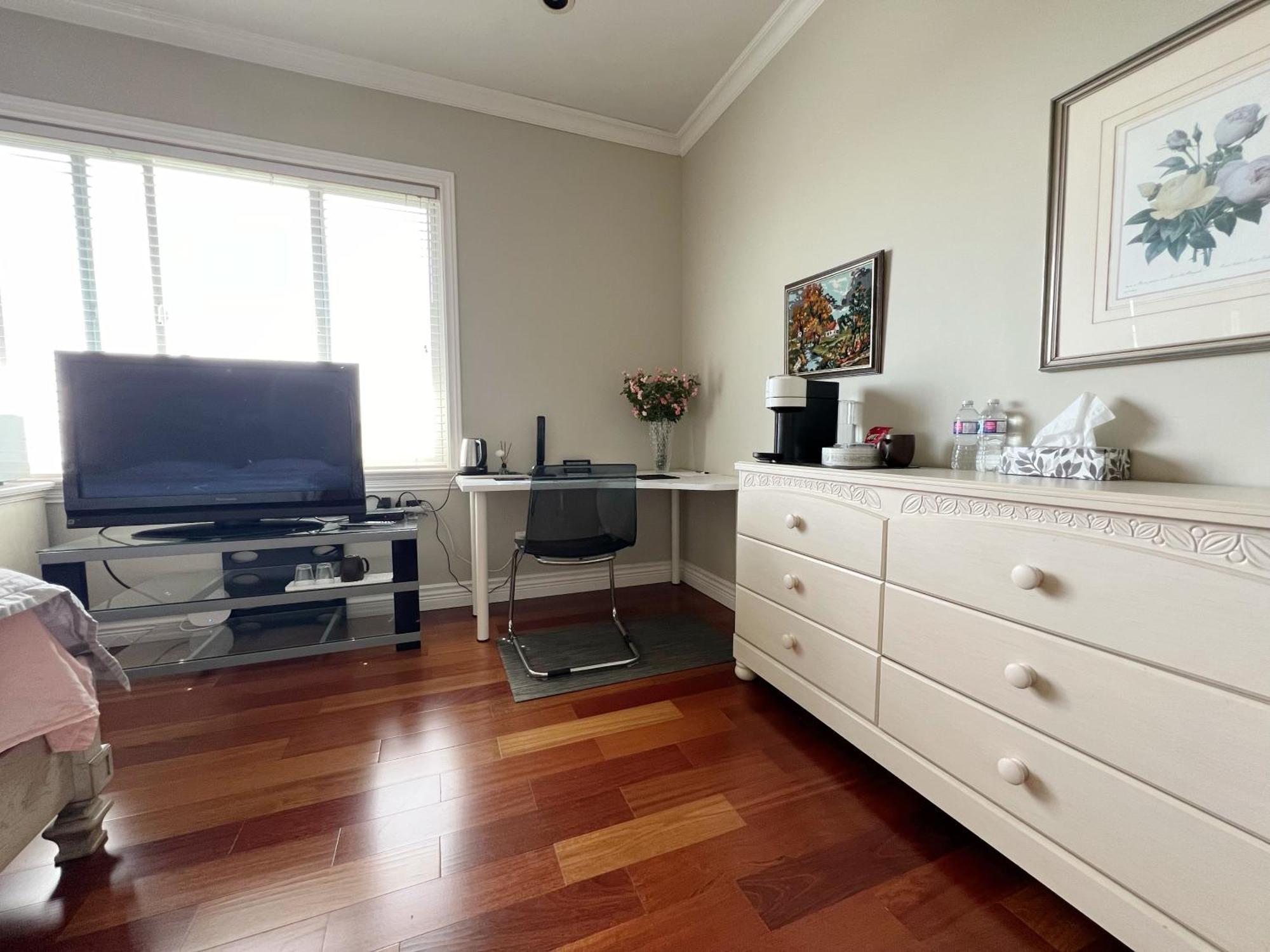 Lucky Room, A Comfortable Bedroom With Private Bathroom Close To Yvr Homestay Richmond